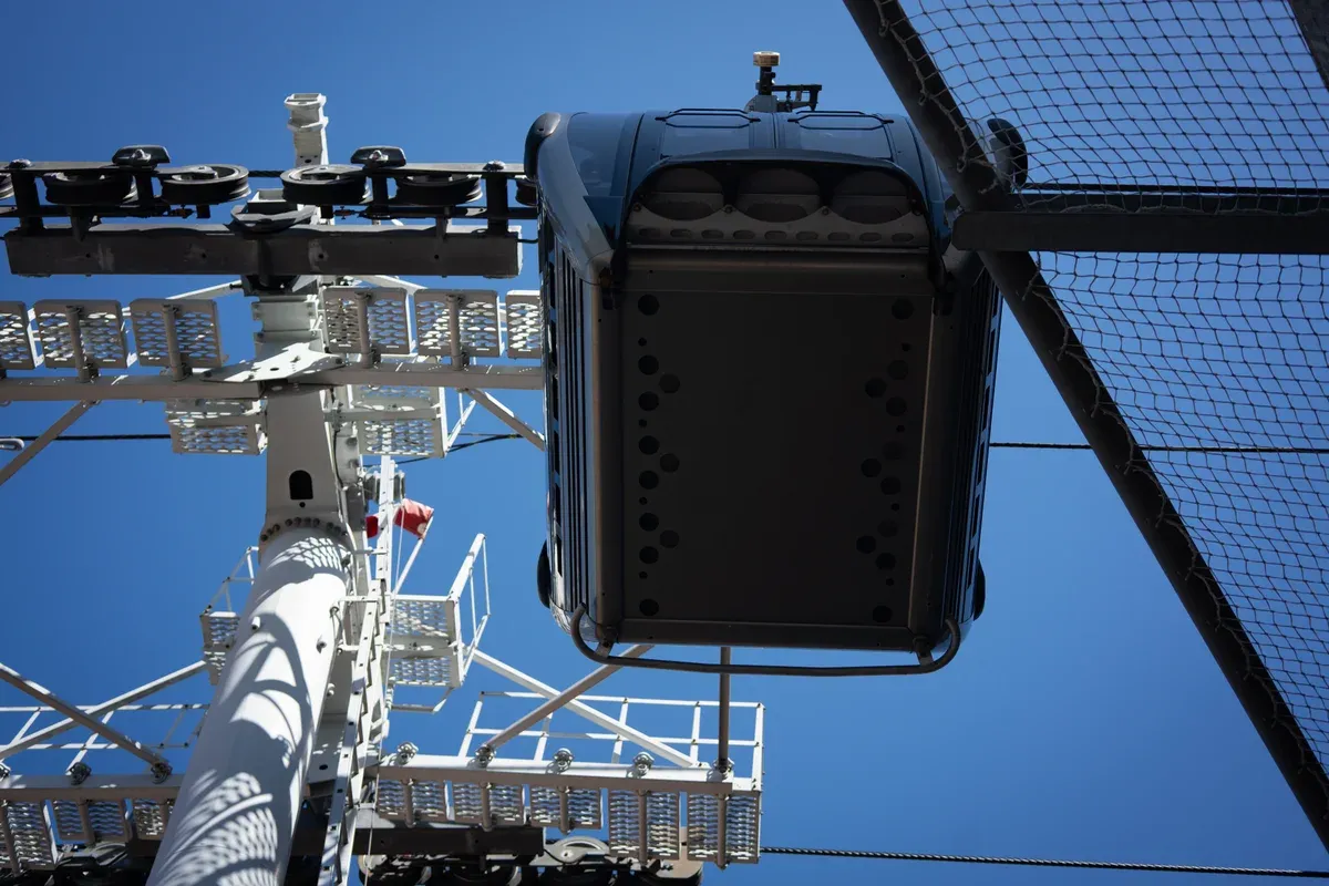 A Gaia cable car cabin passing a pylon, seen on a port wine cellar tour in Vila Nova de Gaia